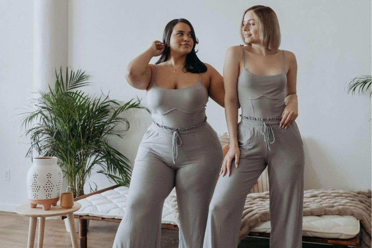 Denise Mercedes e Maria Castellanos in tuta grigia