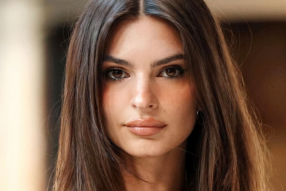 Primo piano Emily Ratajkowski con nuovo colore capelli