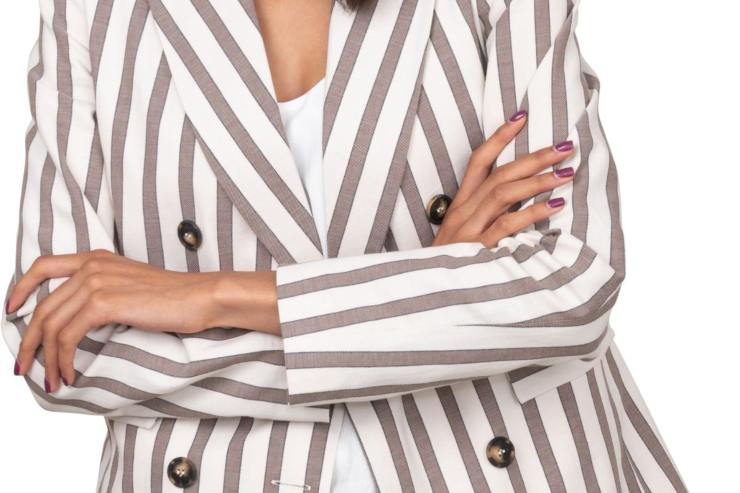 ragazza con blazer a righe