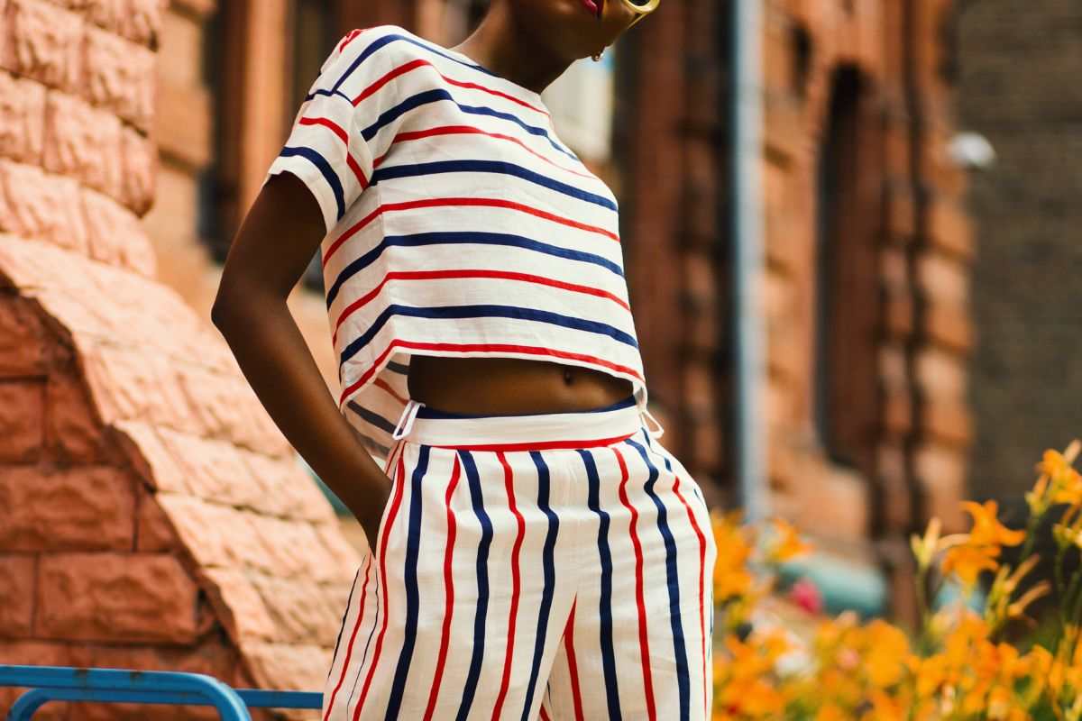 ragazza con outfit a righe