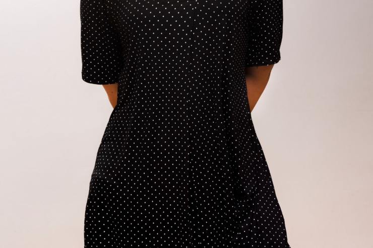 ragazza con abito a pois 
