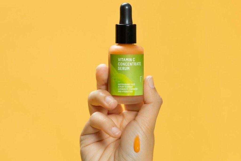 Freshly, Vitamin C Concentrate Serum siero viso alla vitamina C su sfondo giallo