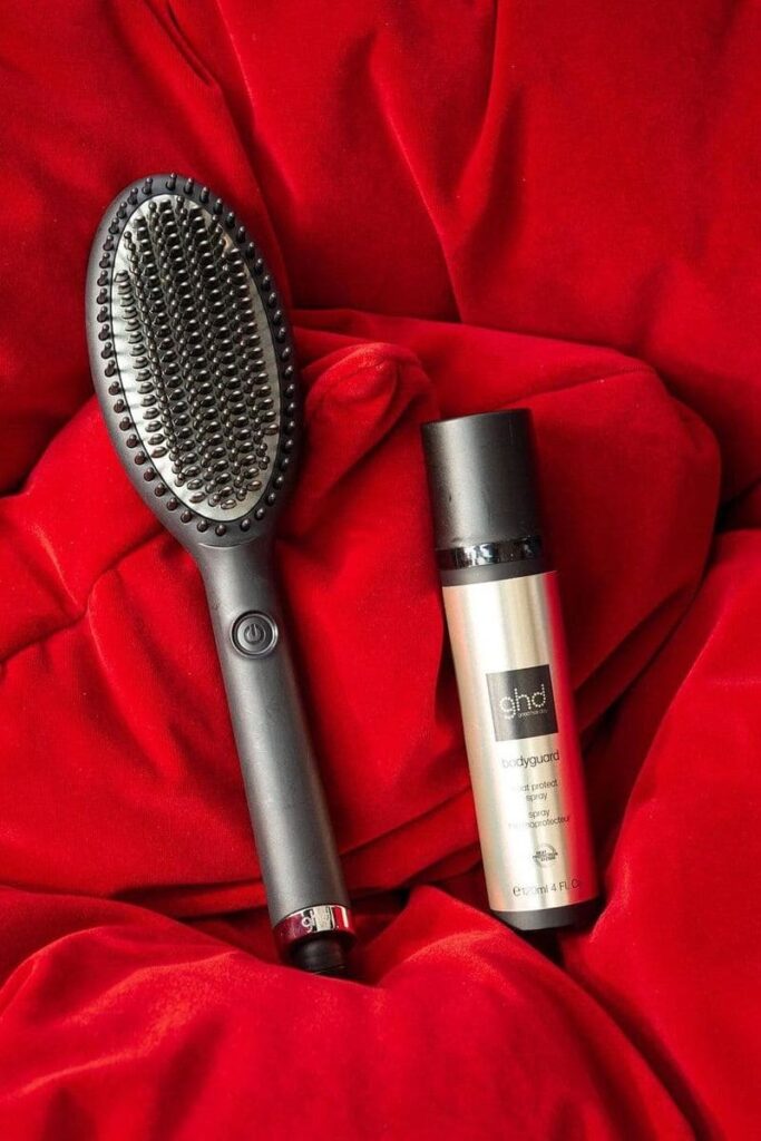 Foto Ghd Glide con spray su stoffa rossa