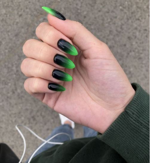 mani di ragazza di colore verde sfumato
