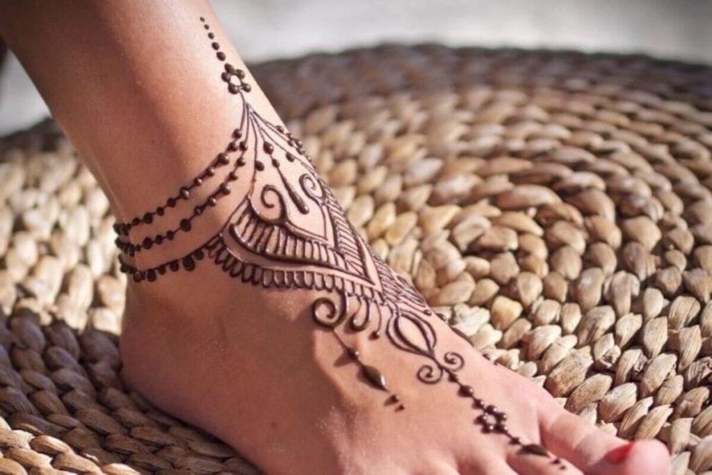tatuaggio hennè su piede e caviglia