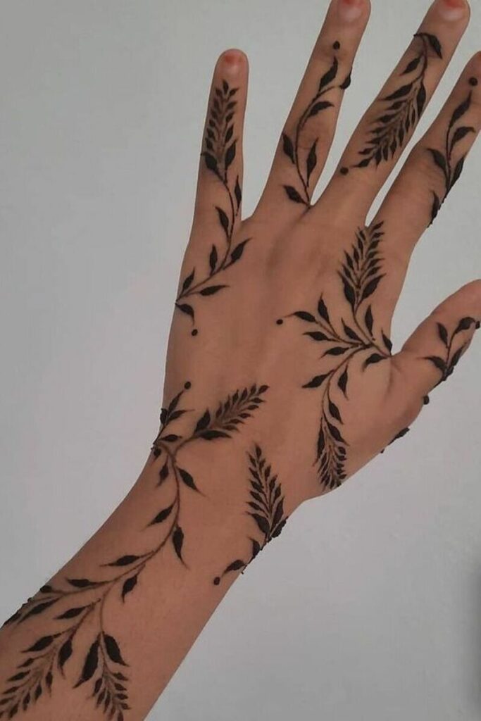 Hennè floreale sul dorso della mano