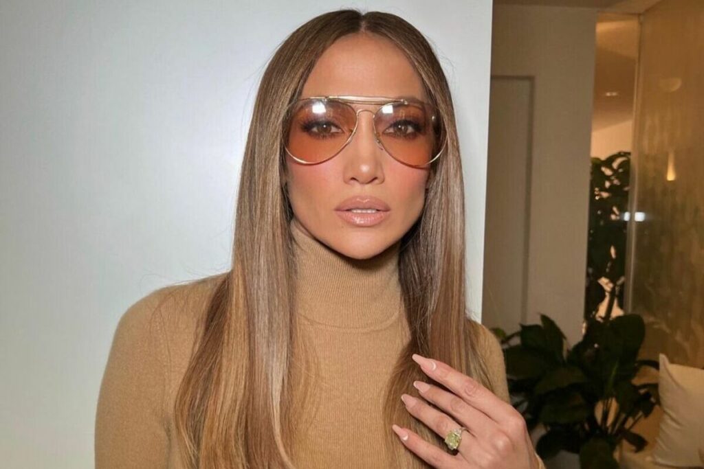 Jennifer Lopez con piega liscia e occhiali da sole