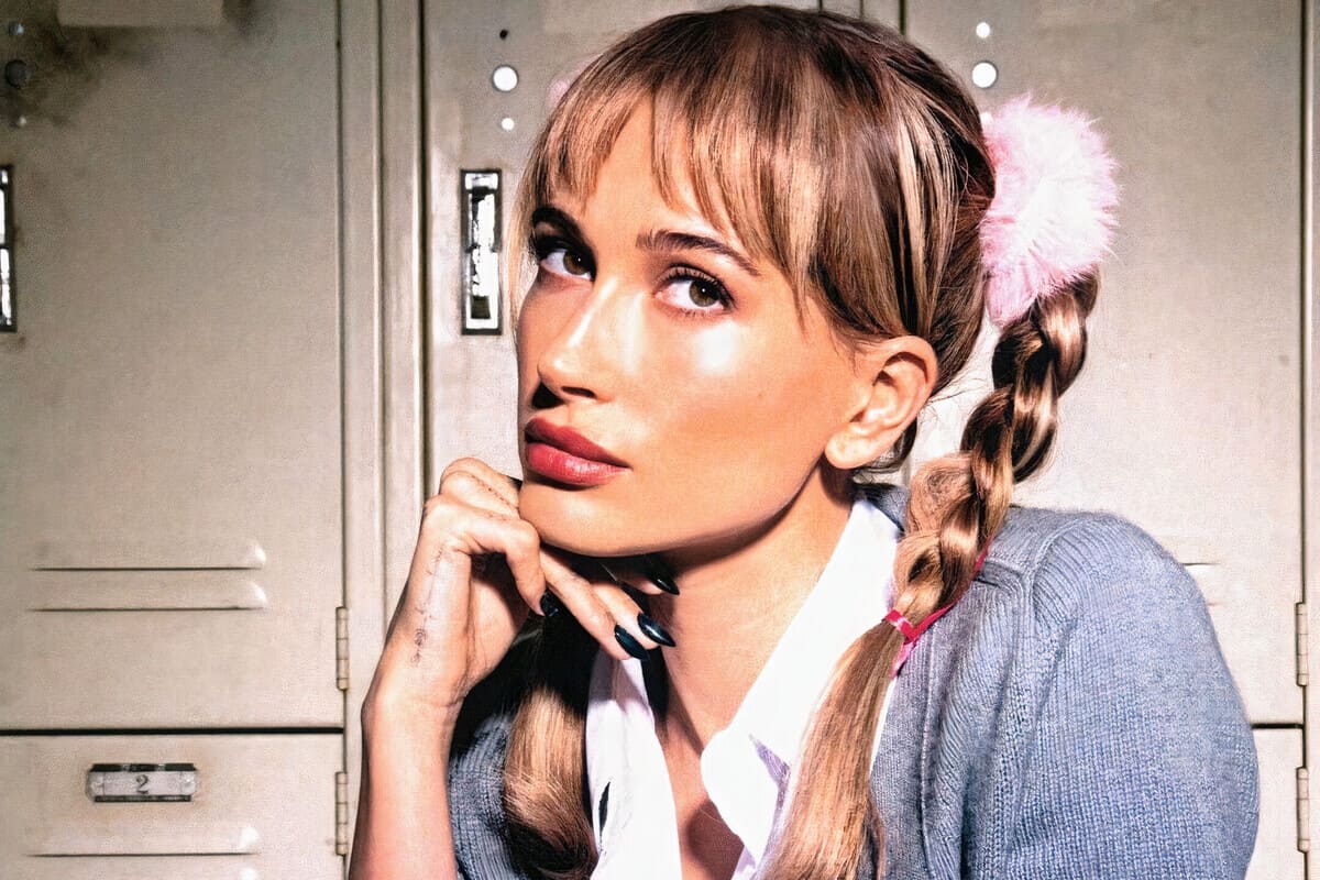 Hailey Bieber posa vestita da collegiale