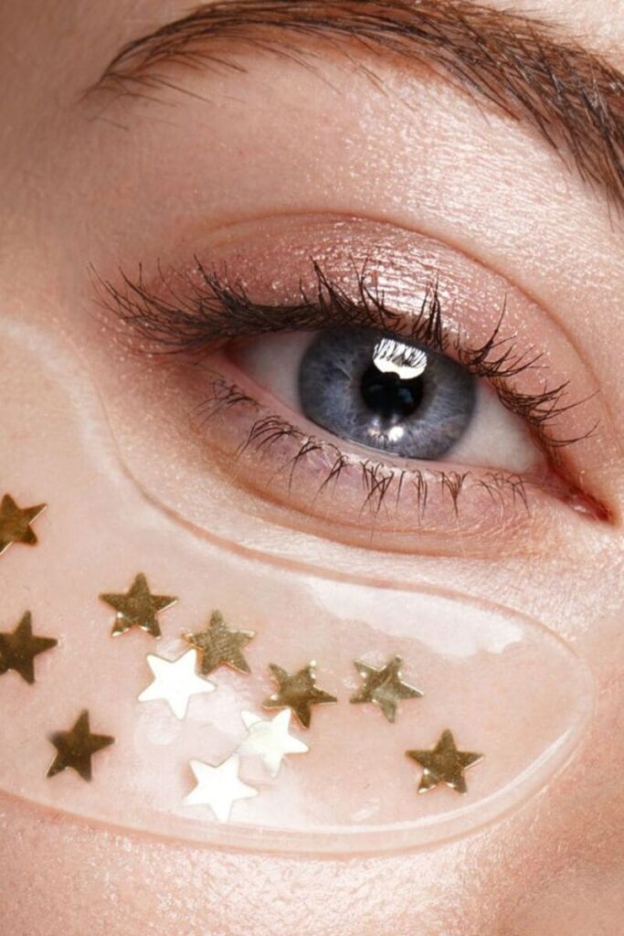 close-up contorno occhi con eye-patch trasparente e stelline dorate