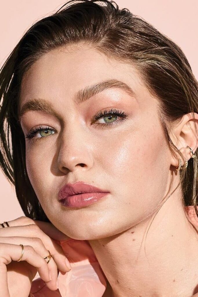 Gigi Hadid con make-up naturale effetto no make-up make-up