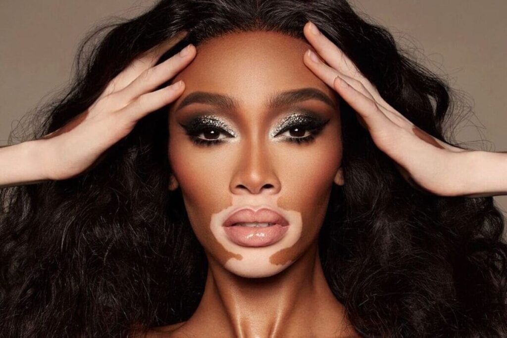 Winnie Harlow con make-up intenso e brillanre