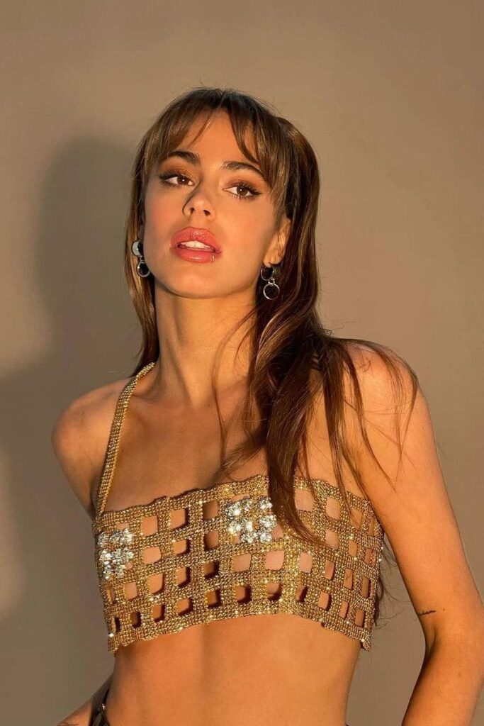 Martina Stoessel con codini su capelli sciolti