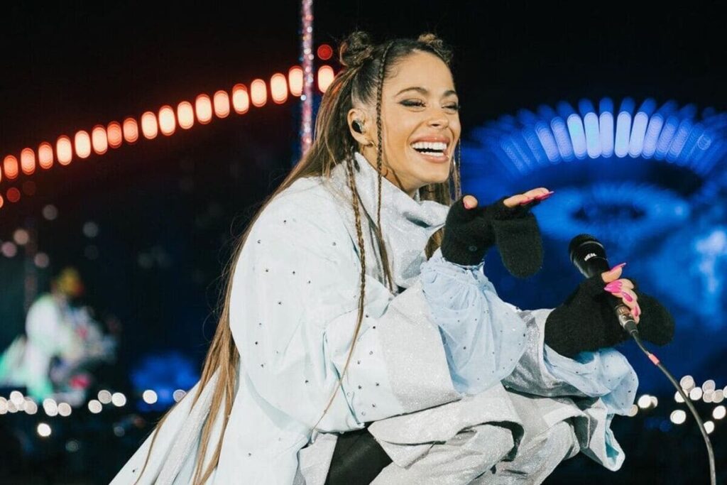 Martina Stoessel in concerto sorridente con Space Buns