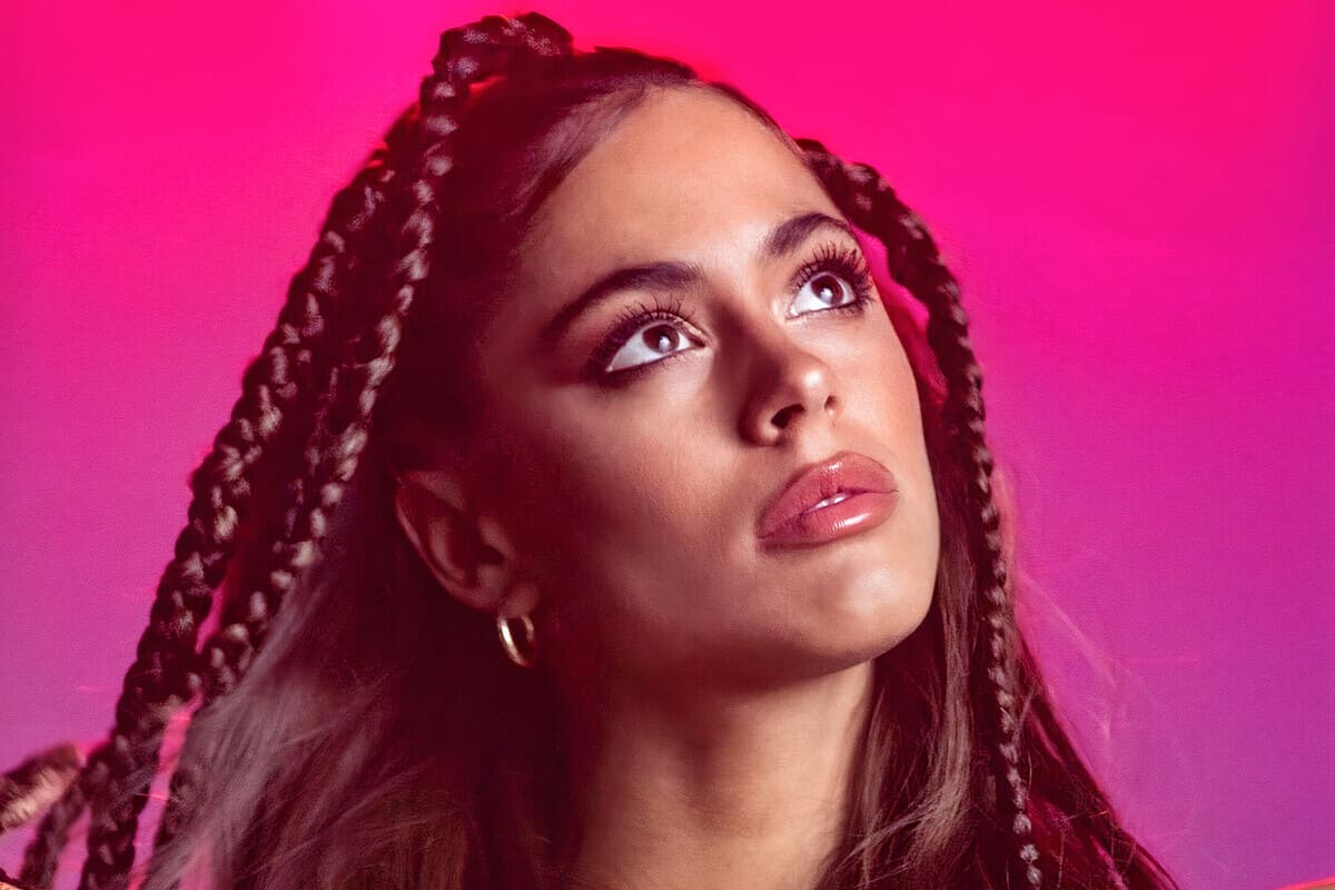 Martina Stoessel con acconciatura semi raccolta trecce