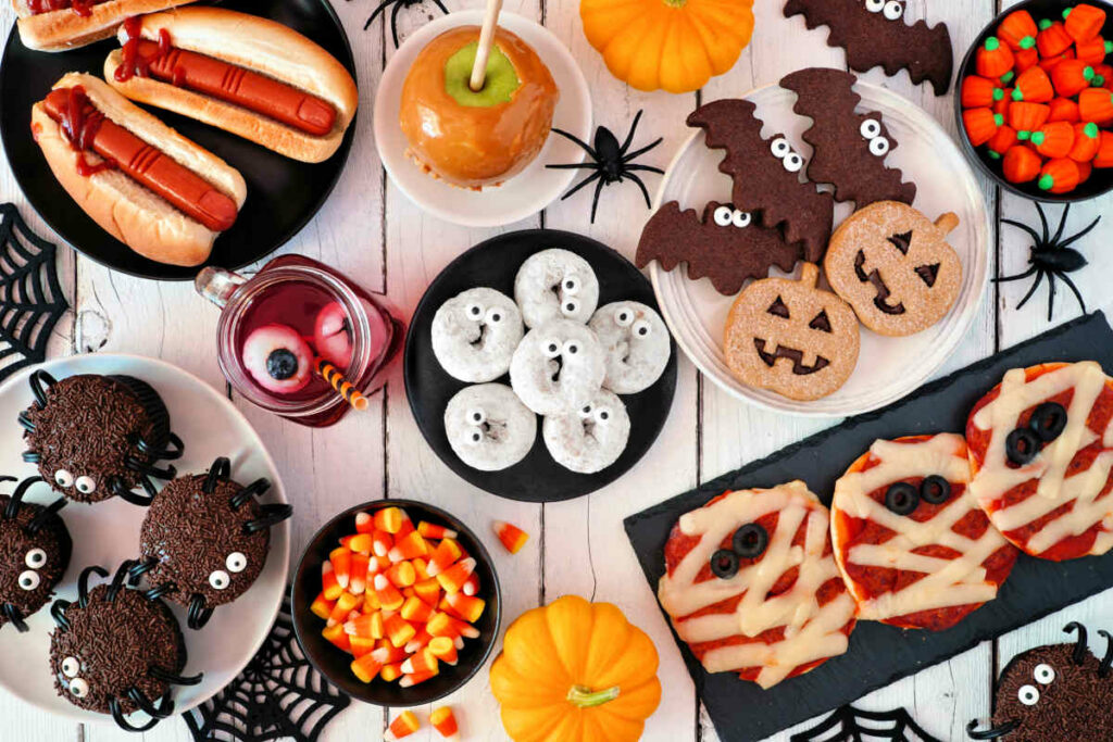 tavola apparecchiata con tanti piatti e cibi per il menu di halloween