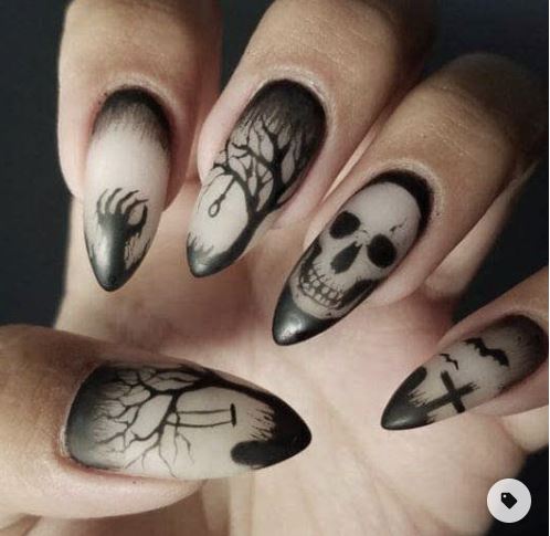mani di ragazza con adesivi per unghie in tema Halloween, di colore bianco e nero, con alberi e scheletri
