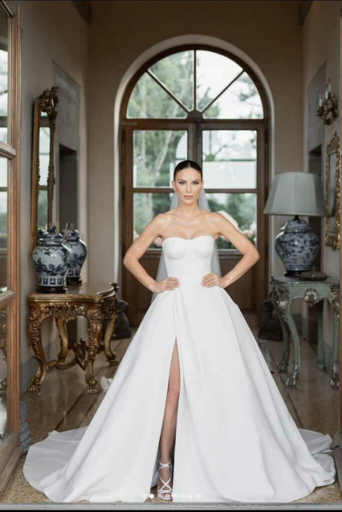 Nina Senicar abito sposa bianco bustier e spacco laterale