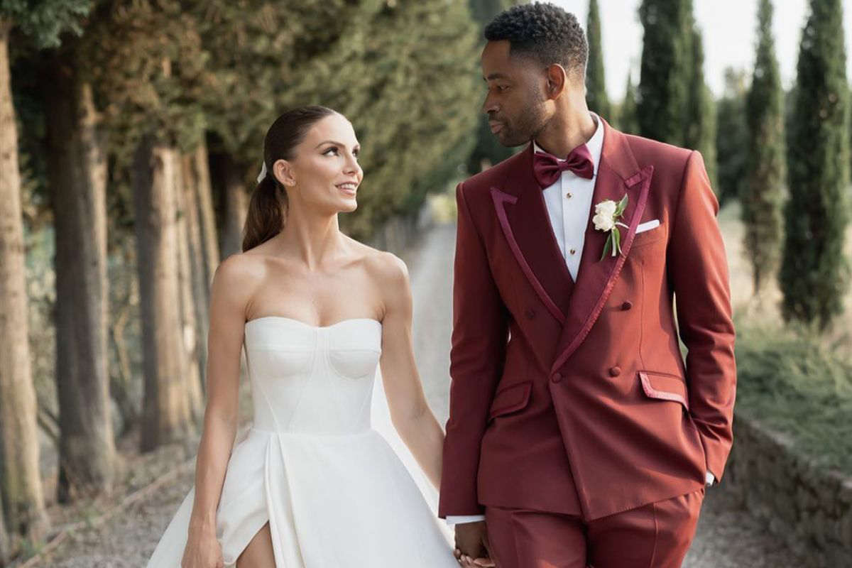 Nina Senicar in abito da sposa Dolce & Gabbana e Jay Ellis completo bordeaux