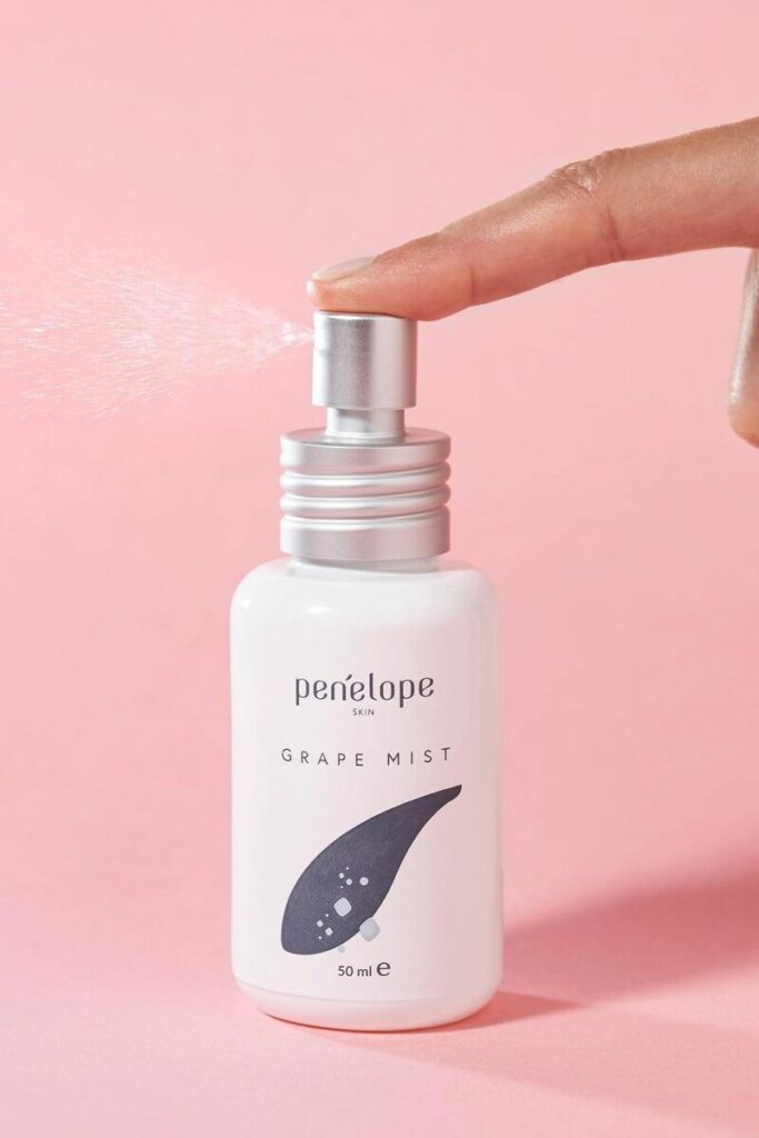 Penélope Skin Grape Mist: spray viso rinfrescante e antiossidante su sfondo rosa
