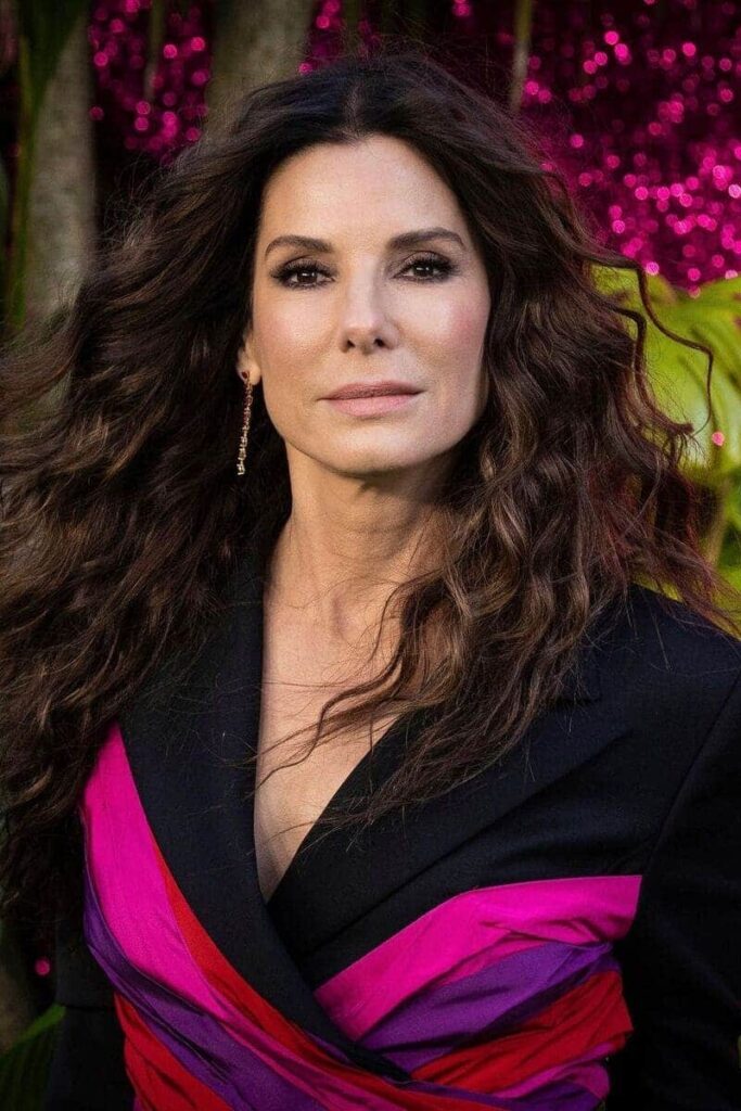 Sandra Bullock con capelli mossi e make-up nei toni del marrone