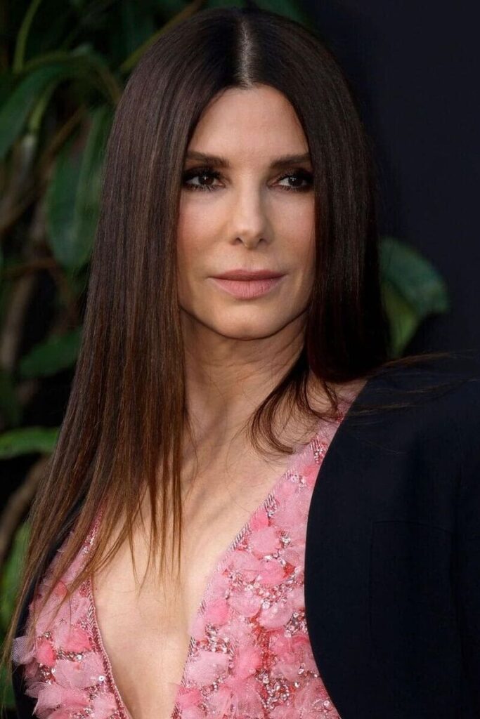 Sandra Bullock con capelli lisci e smokey eyes