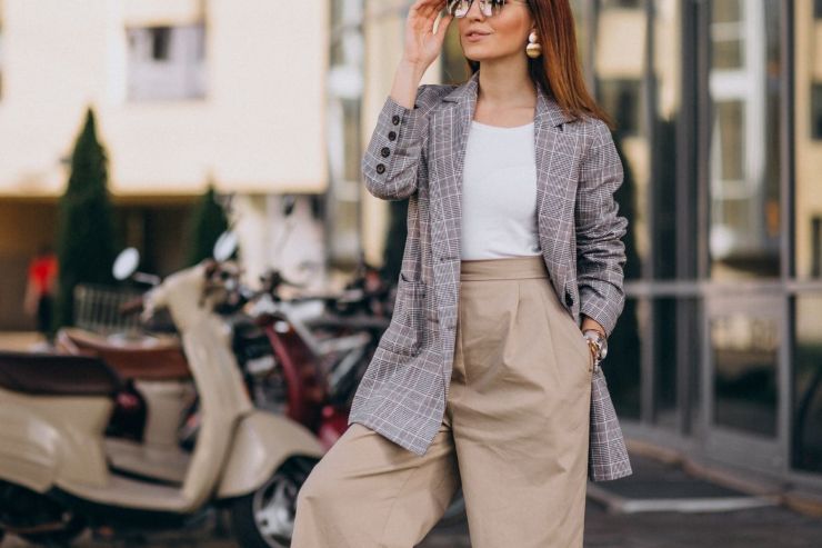 ragazza in posa con outfit alla moda