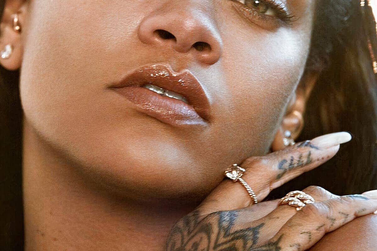 close-up su tatuaggio mano di Rihanna in stile hennè