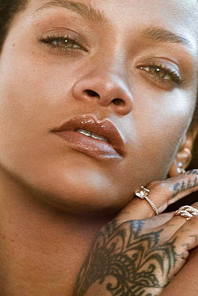 Rihanna con tatuaggio a vista sul dorso della mano