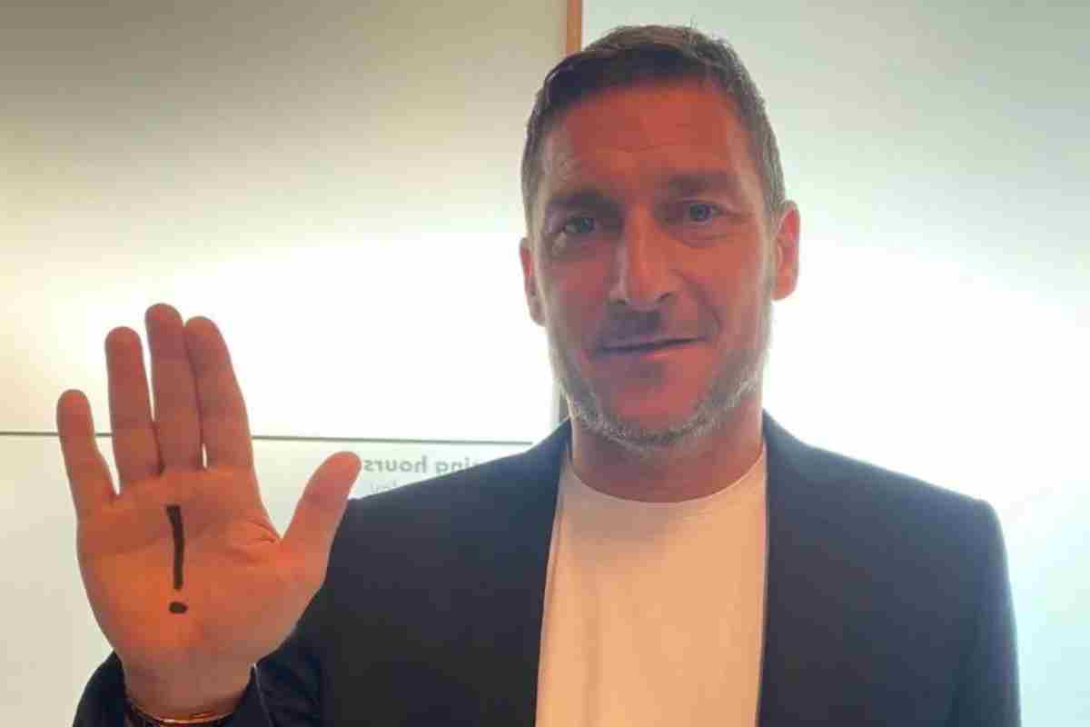 Foto di Francesco Totti con la mano alzata