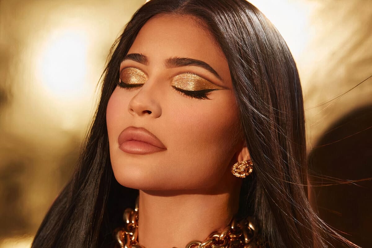 Kylie Jenner posa con trucco dai toni caldi ed ombretto dorato a palpebra piena