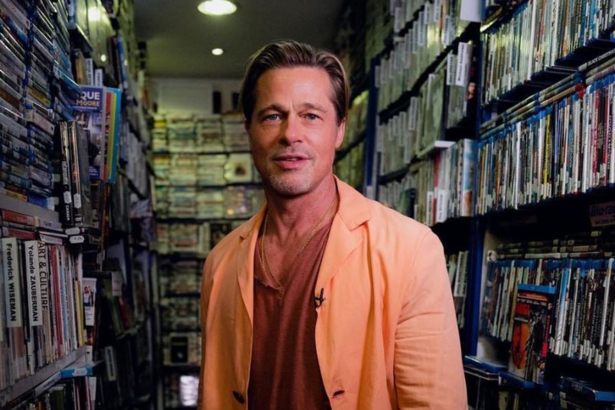 Brad Pitt in abito arancione