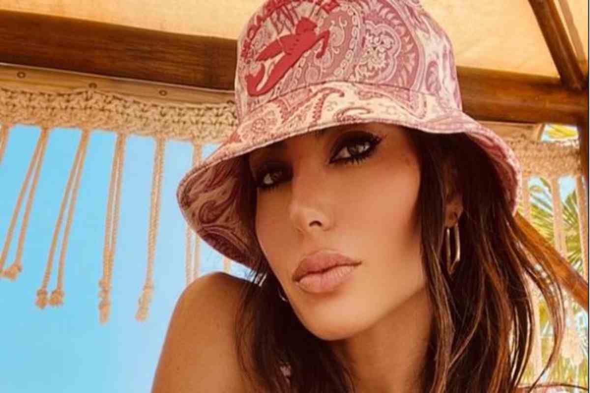 Elisabetta Gregoraci con cappello al mare