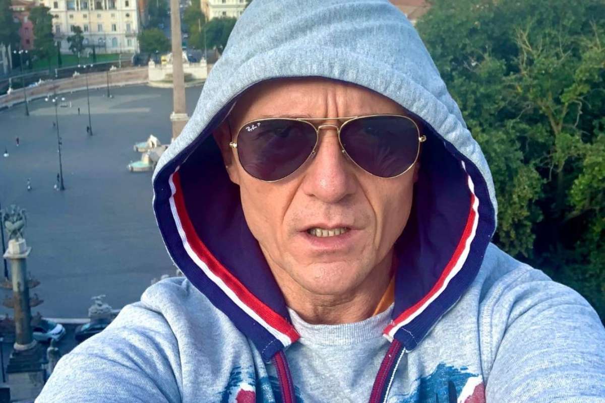Foto di Alfonso Signorini con il cappuccio