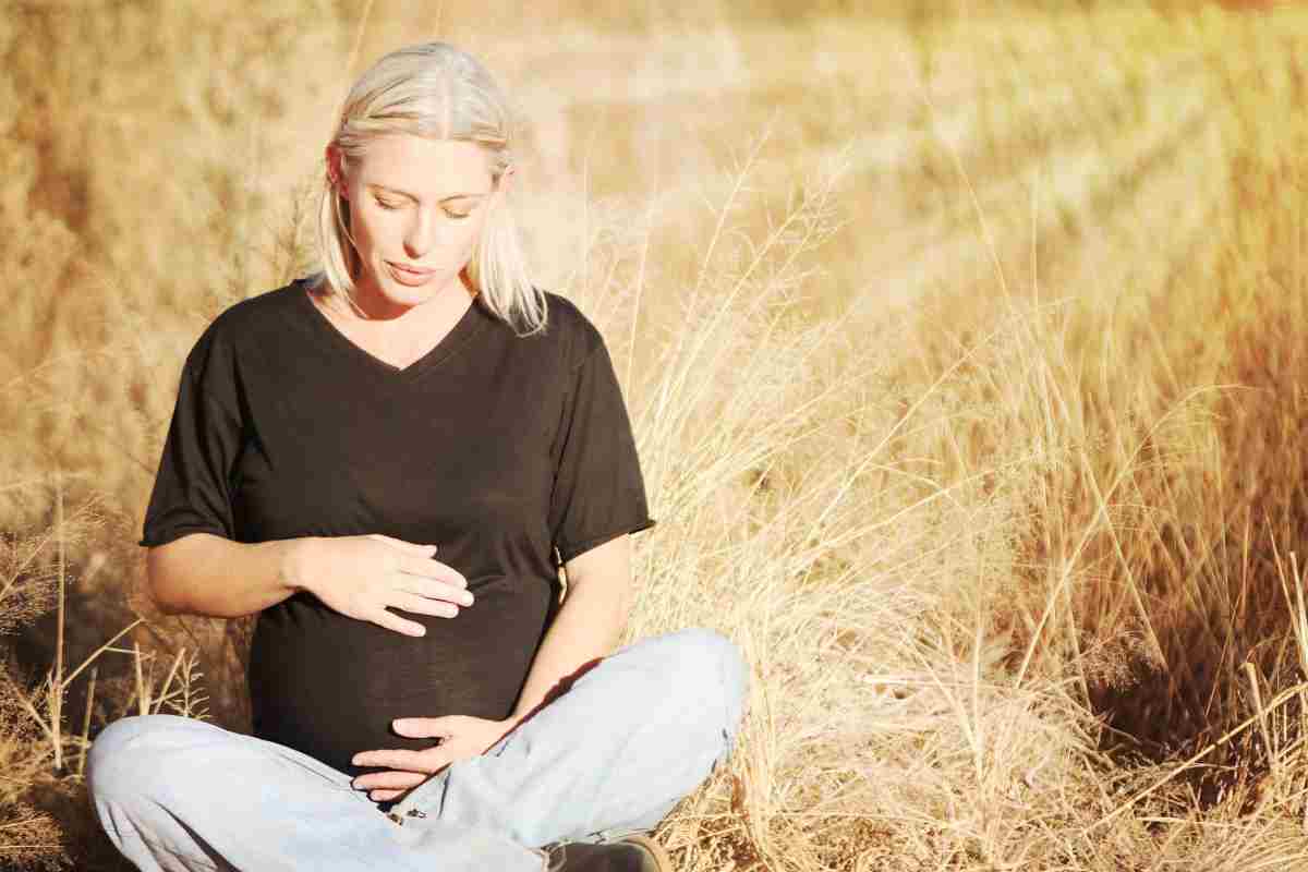 donna incinta in un campo di grano