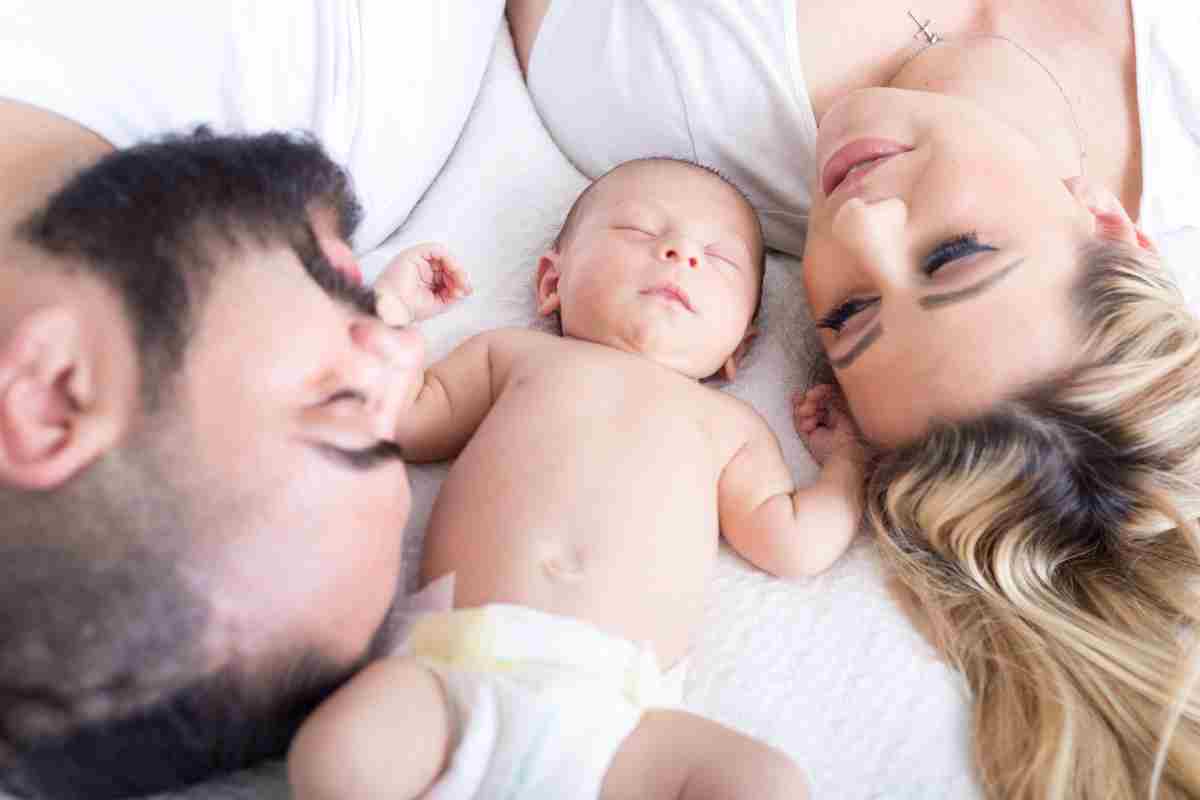 Genitori stesi con il loro bambino neonato
