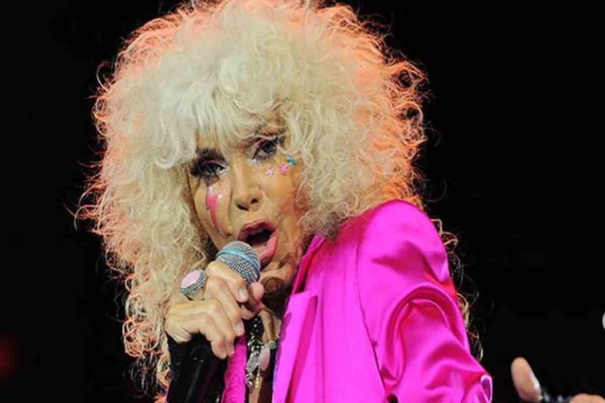 Foto di Donatella Rettore sul palco mentre canta