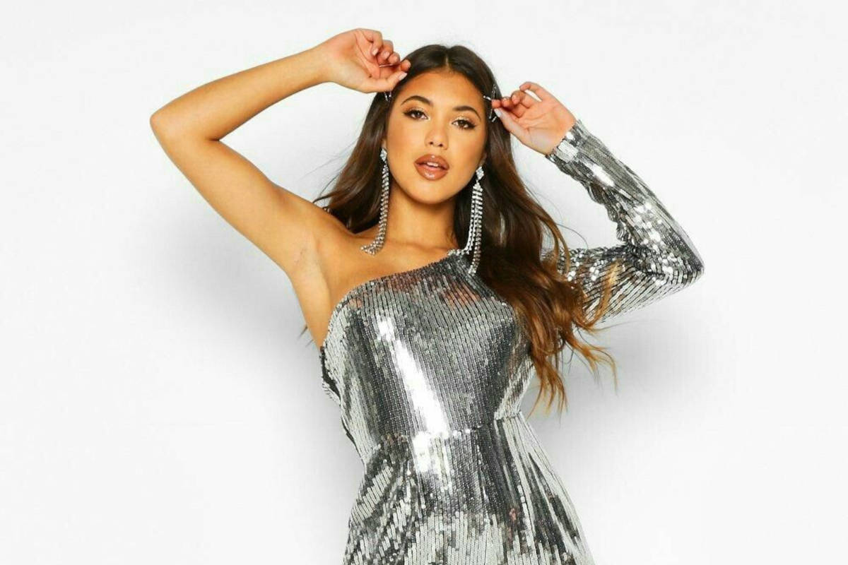 Ragazza con tuta paillettes argentate