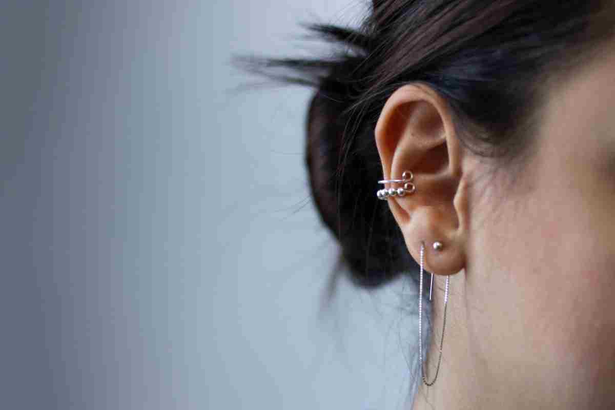 orecchio con vari piercing