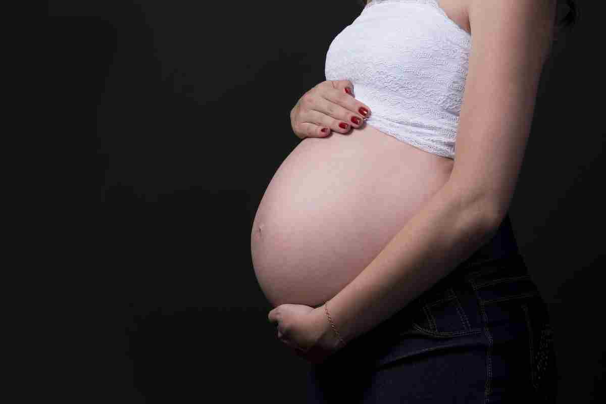 Donna incinta che si tocca il pancione