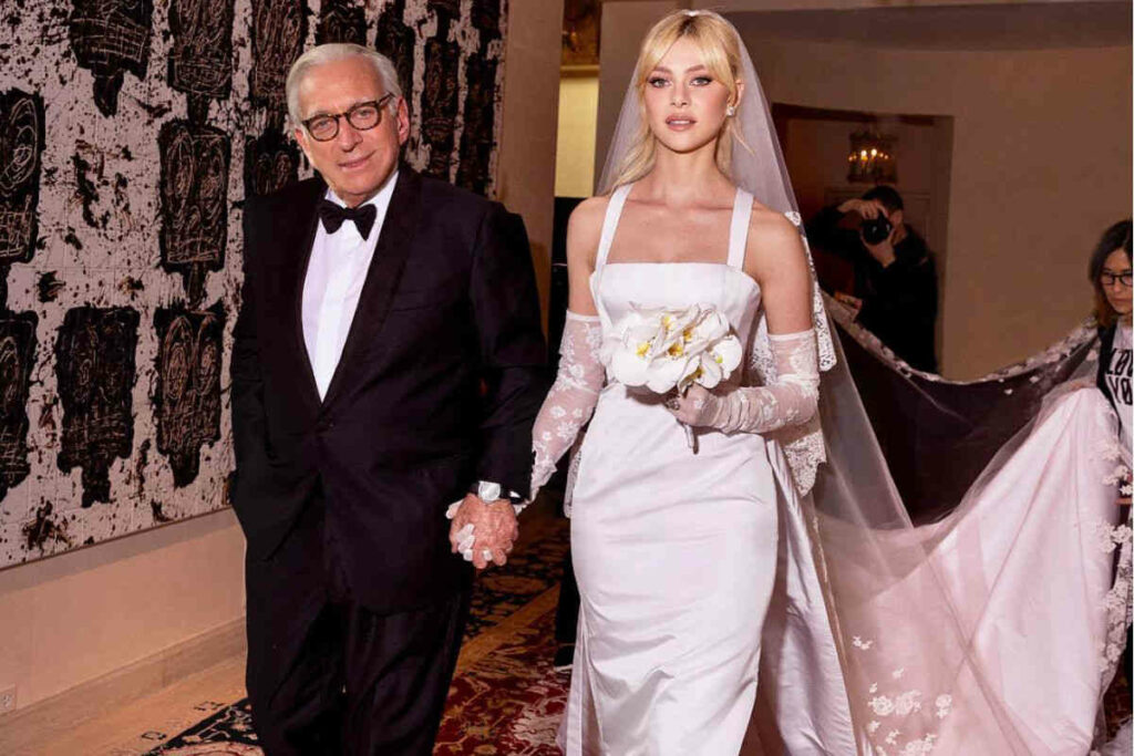 Nicola Peltz in abito da sposa bianco con papà Nelson Peltz