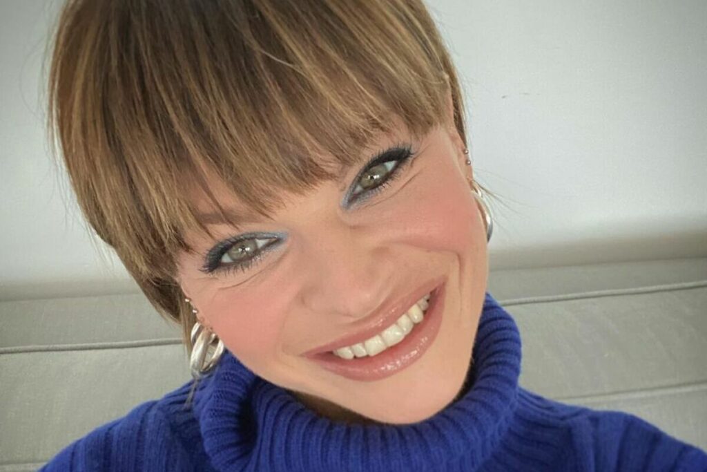 Alessandra Amoroso sorridente con frangia e trucco azzurro - Alessandra Amoroso make-up