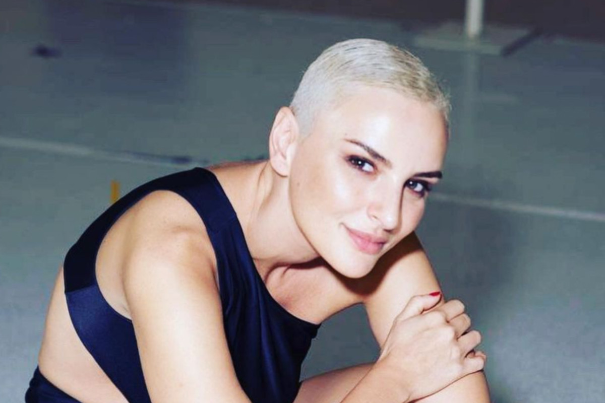 Foto di Arisa con un taglio di capelli corto biondo platino
