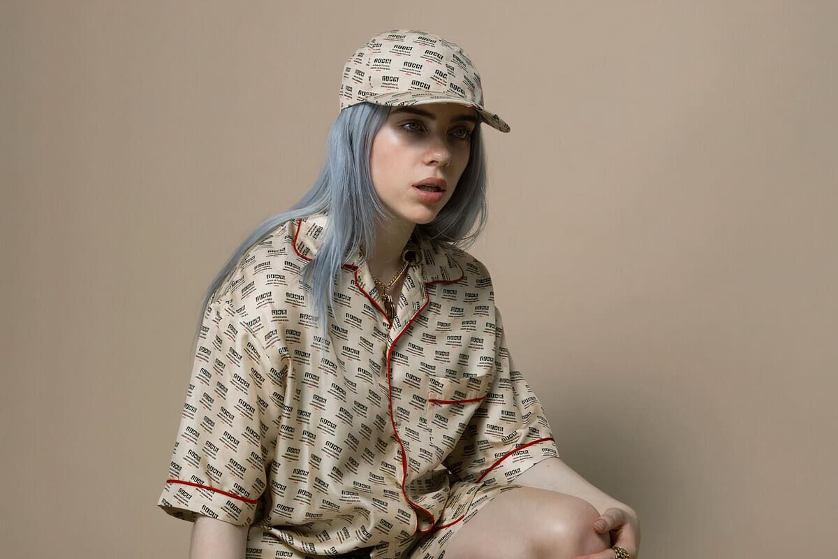 Billie Eilish con cappellino e completo total gucci - Tendenza berretto da baseball
