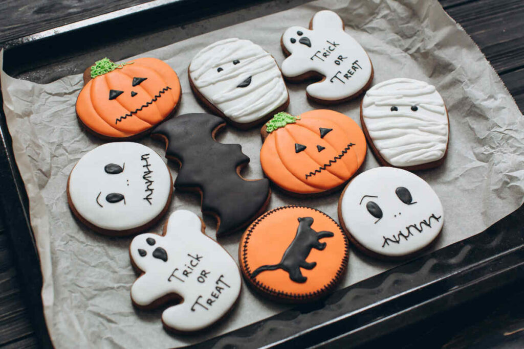 biscotti tipici con forme di halloween glassati e decorati