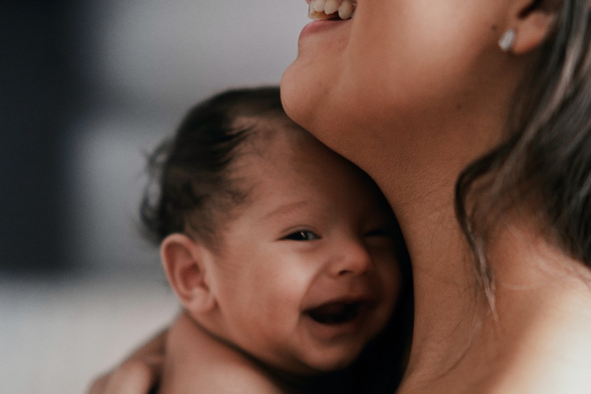 neonato in braccio a sua madre