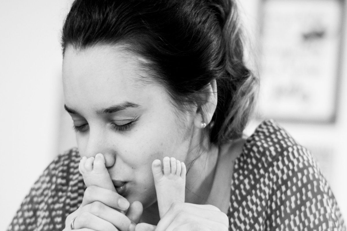 Madre bacia piedini figlio neonato