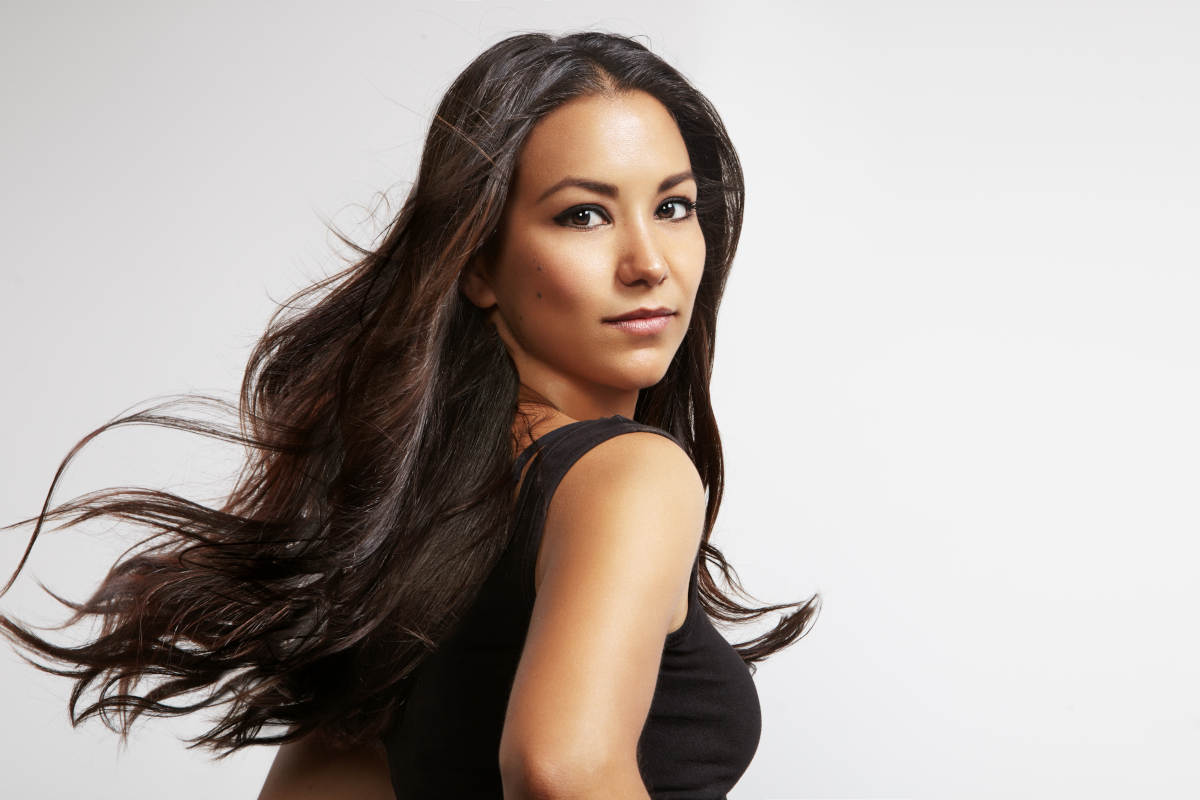 donna con capelli lunghi marrone scuro