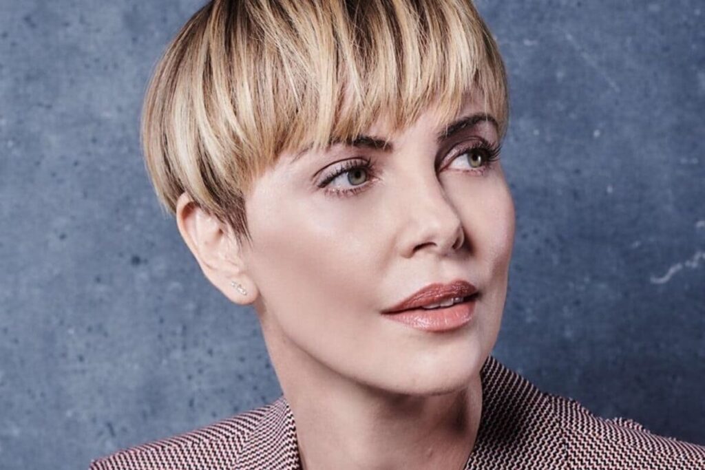 Charlize Theron con capelli biondi corti - Charlize Theron capelli