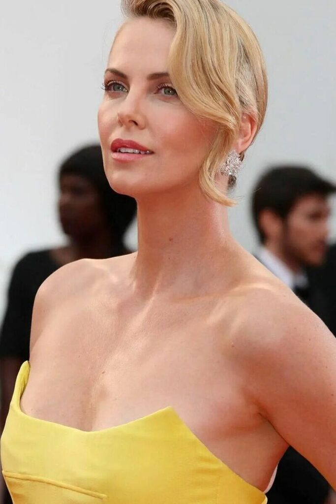 Charlize Theron con capelli biondi raccolt- Charlize Theron look