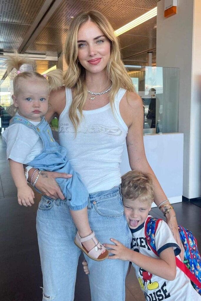 Chiara Ferragni in aeroporto con i figli - Come vestirsi in aeroporto